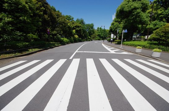 横断歩道で歩行者に「お先にどうぞ」と譲られたら？】違反になる